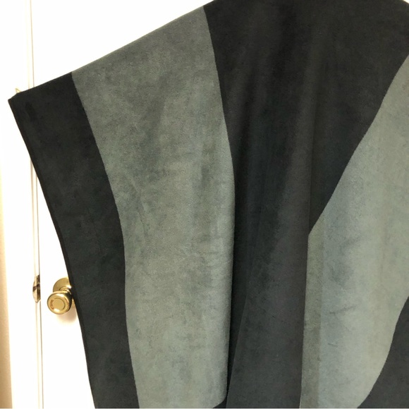 Woolrich Two-Tone Reversible Fleece Wrap - Picture 7 of 12